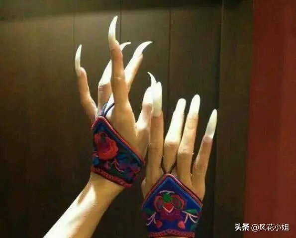 楊麗萍指甲五厘米,吃飯要靠助理?其實楊麗萍是這樣吃飯的