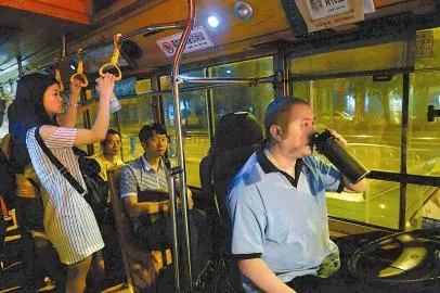 還願後遺症,瞄到有個「黑瞳詭異小女孩」偷看嚇得我半死,當我鼓起勇氣靠近一看.....瞬間想找地洞鑽!
