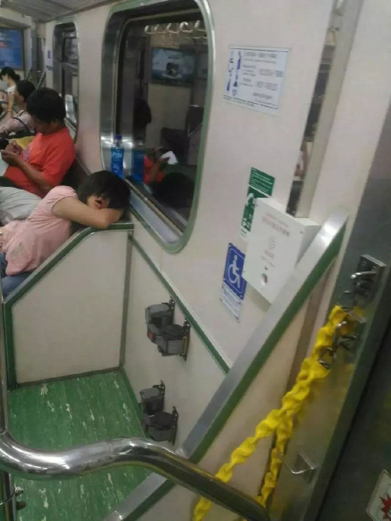 還願後遺症,瞄到有個「黑瞳詭異小女孩」偷看嚇得我半死,當我鼓起勇氣靠近一看.....瞬間想找地洞鑽!
