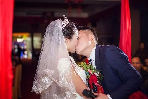 離婚三天,俺娶前妻閨蜜,新婚夜兒子賴床底,俺蹲下一瞧,癱地上