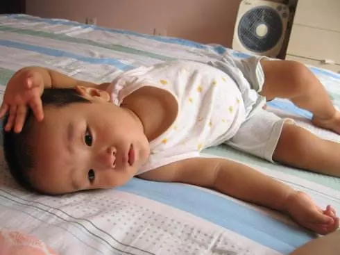 離婚三天,俺娶前妻閨蜜,新婚夜兒子賴床底,俺蹲下一瞧,癱地上