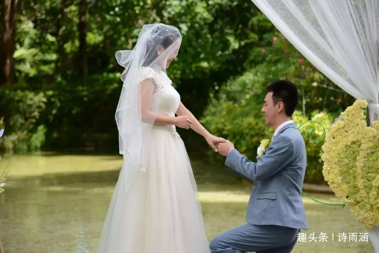 兒子和不孕兒媳離婚,婆婆放鞭炮慶祝,收到手機簡訊,蒙了