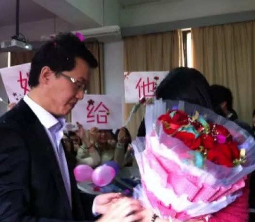 女子剛懷孕,丈夫卻車禍去世,五年後和男友去領證,看到保安傻住