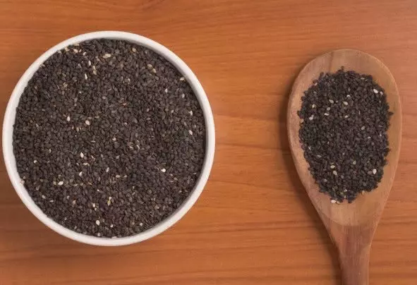 膝蓋疼痛難忍?黑芝麻加一物,連吃一週,腰腿疼痛緩解了,連滑膜炎也趕跑了