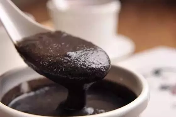 膝蓋疼痛難忍?黑芝麻加一物,連吃一週,腰腿疼痛緩解了,連滑膜炎也趕跑了