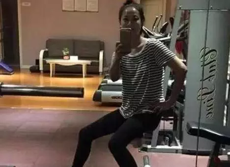 張衛健「豪華住宅」被曝光,卻被桌上的「飯菜」搶鏡....這才是明星的生活!