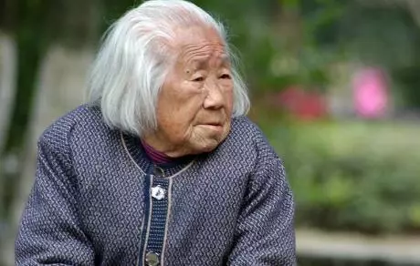 剛懷孕老公車禍去世,家婆要俺把娃生出來,俺掏出本存摺家婆蒙了