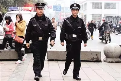 妹妹遠嫁五年沒回家,姐姐收到一箱綠豆糕,姐姐咬了一口,報了警