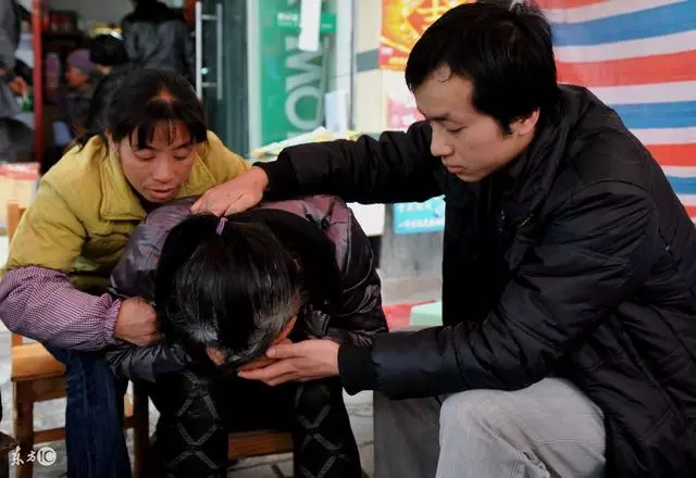 兒子溺水身亡,留守妻子遭老公訓斥離家出走,找到後令人肝腸寸斷