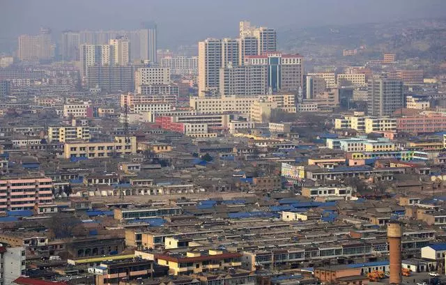 老公外出3年不回家,假期偷偷帶兒子去看他,進屋後我呆住了!