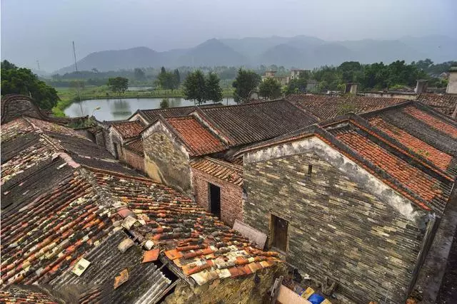 老公外出3年不回家,假期偷偷帶兒子去看他,進屋後我呆住了!