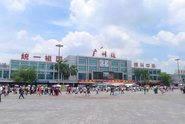 老公外出3年不回家,假期偷偷帶兒子去看他,進屋後我呆住了!