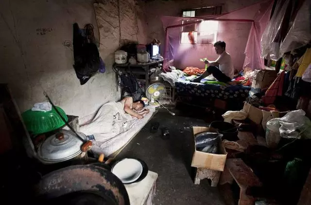 老公外出3年不回家,假期偷偷帶兒子去看他,進屋後我呆住了!