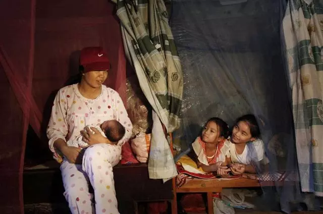 老公外出3年不回家,假期偷偷帶兒子去看他,進屋後我呆住了!