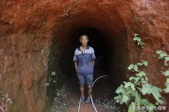 老人深居荒山10年,我和老公給他入葬,他留下的遺物價值百萬