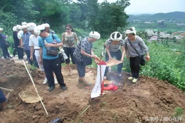 老人深居荒山10年,我和老公給他入葬,他留下的遺物價值百萬