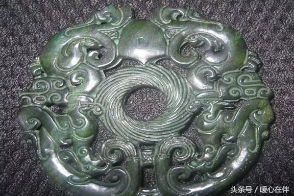 老人深居荒山10年,我和老公給他入葬,他留下的遺物價值百萬