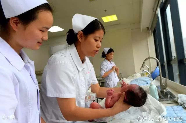 生孩子大出血,婆婆說保小孩,滿月當天來十輛車,婆家成全村笑柄