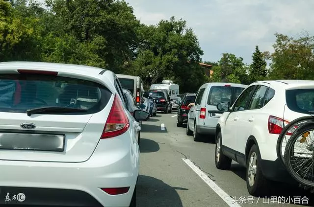 生孩子大出血,婆婆說保小孩,滿月當天來十輛車,婆家成全村笑柄