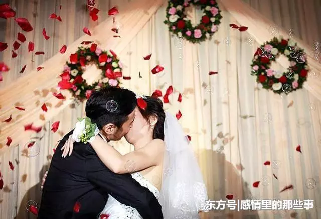 和妻子去領離婚證,大廳看到一幕,我含淚抱著妻子走出民政局
