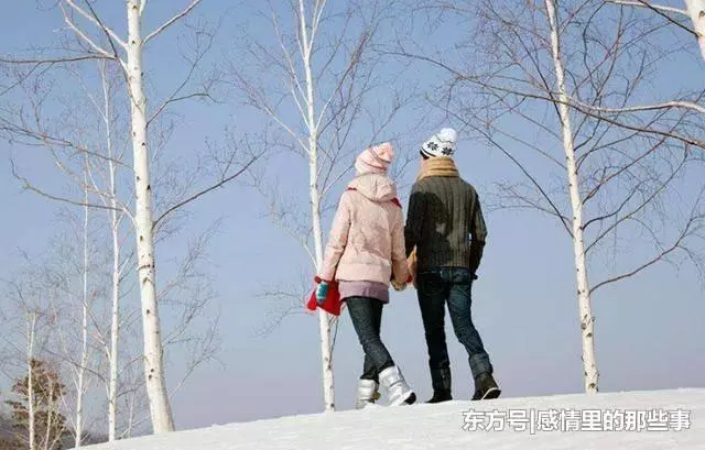 和妻子去領離婚證,大廳看到一幕,我含淚抱著妻子走出民政局
