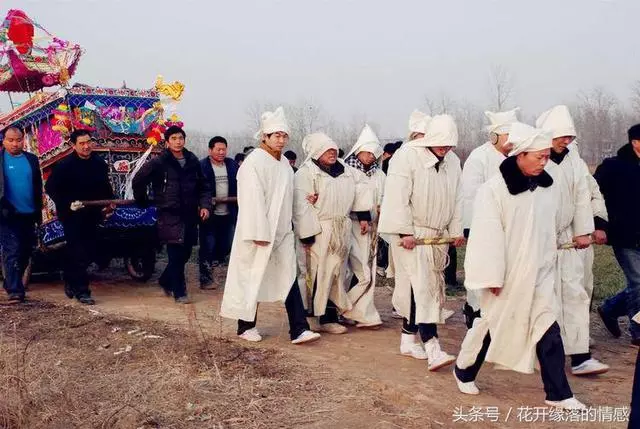 公公出殯我穿一件紅棉襖,老公對我拳打腳踢,我說一話全村炸了鍋