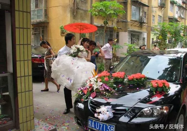 交往6年的男友結婚,我跟車到了他婚房樓下,收到了他的簡訊