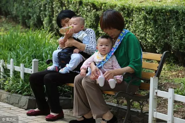 大年初八兩歲男童半夜哭鬧,奶奶揭開被子查看後,瞞著兒子報了警