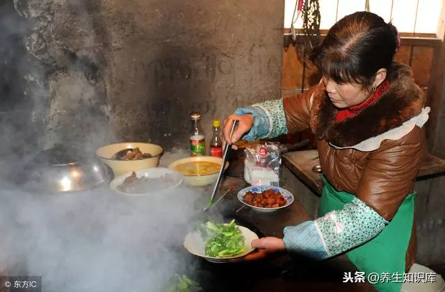 肺癌多是「拖」出來的,出現4種跡象,趁早就醫,尤其是這三類人