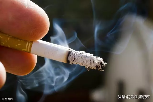 肺癌多是「拖」出來的,出現4種跡象,趁早就醫,尤其是這三類人