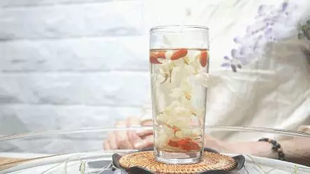 保溫杯裡泡枸杞,原來有這麼大的玄機!40歲後要經常泡來喝