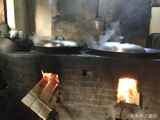 陪老婆回娘家,丈母娘開心下廚,開飯時看到眼前的東西,流淚了