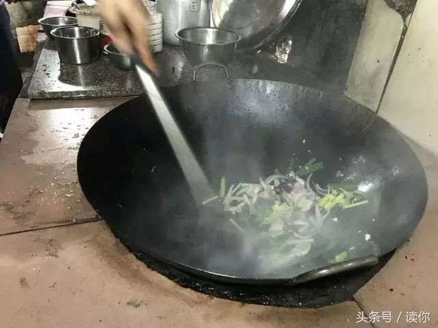 陪老婆回娘家,丈母娘開心下廚,開飯時看到眼前的東西,流淚了