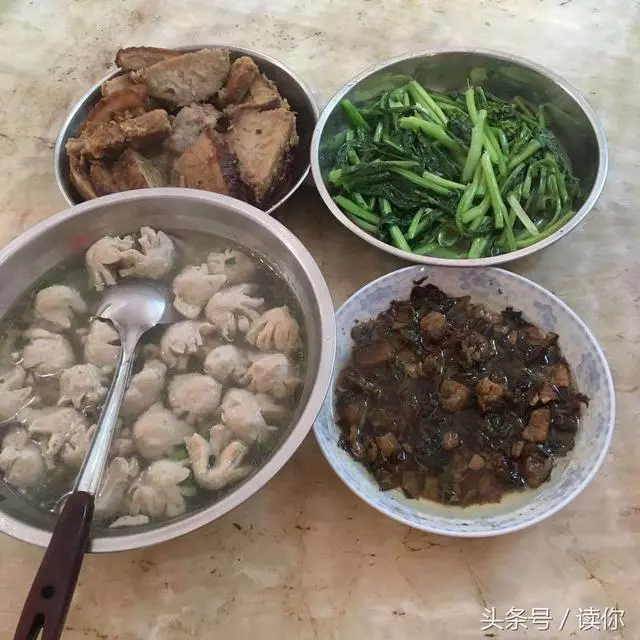 陪老婆回娘家,丈母娘開心下廚,開飯時看到眼前的東西,流淚了