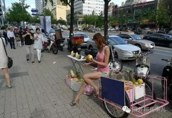 超正水果西施「削水果一個賣1300元」!一大堆人卻搶買削好的超貴水果!走近一看才發現是啥!