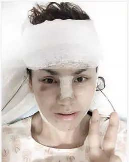 32歲泰國人妖花巨資變性被嫌醜!她怒整容馬上變「女神」,嫁21歲超帥有錢富二代為妻!
