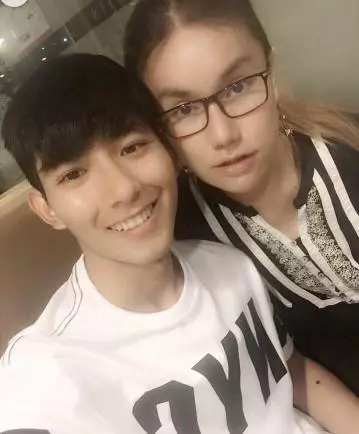 32歲泰國人妖花巨資變性被嫌醜!她怒整容馬上變「女神」,嫁21歲超帥有錢富二代為妻!