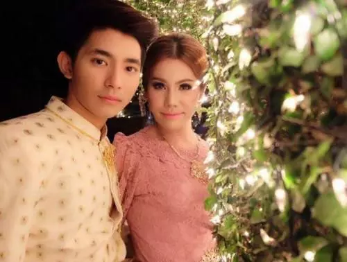 32歲泰國人妖花巨資變性被嫌醜!她怒整容馬上變「女神」,嫁21歲超帥有錢富二代為妻!