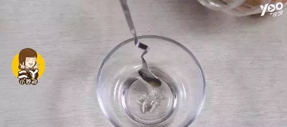 把白酒倒進蜂蜜里,假蜂蜜立刻現原形,再也不怕買到假的了!