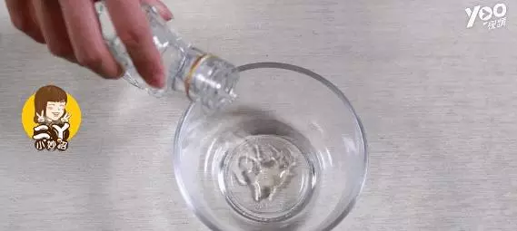 把白酒倒進蜂蜜里,假蜂蜜立刻現原形,再也不怕買到假的了!