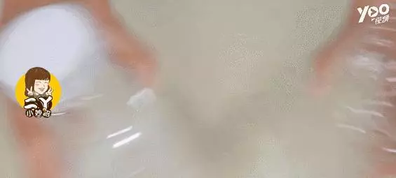 把白酒倒進蜂蜜里,假蜂蜜立刻現原形,再也不怕買到假的了!