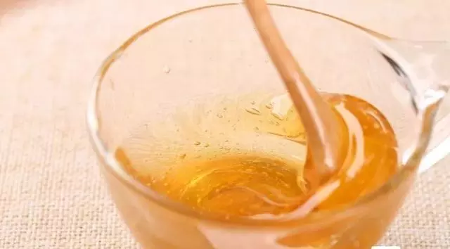 把白酒倒進蜂蜜里,假蜂蜜立刻現原形,再也不怕買到假的了!