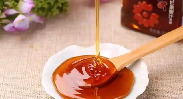 把白酒倒進蜂蜜里,假蜂蜜立刻現原形,再也不怕買到假的了!