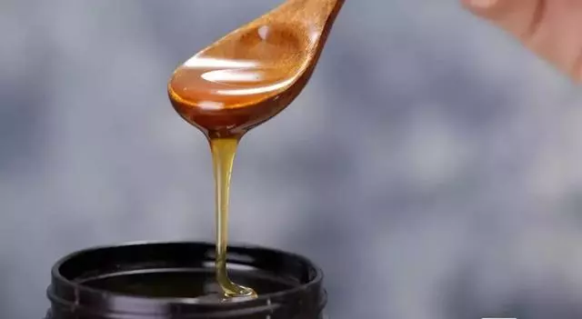 把白酒倒進蜂蜜里,假蜂蜜立刻現原形,再也不怕買到假的了!