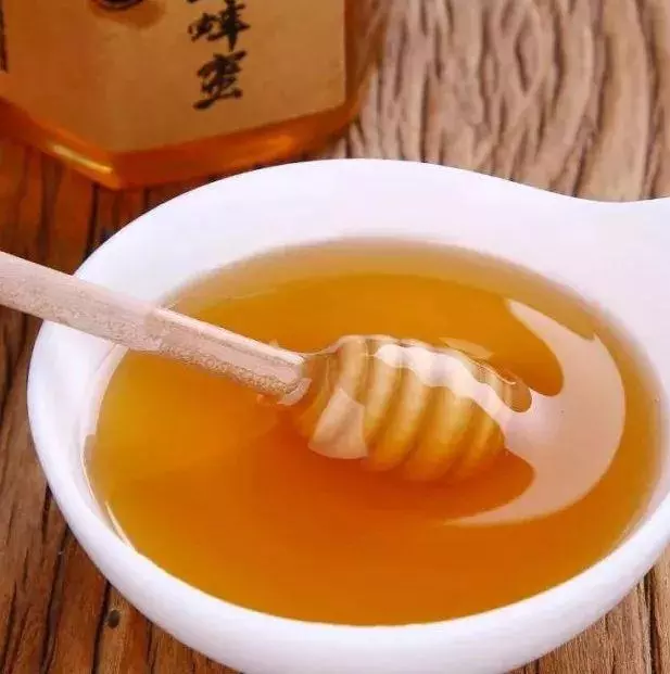 把白酒倒進蜂蜜里,假蜂蜜立刻現原形,再也不怕買到假的了!