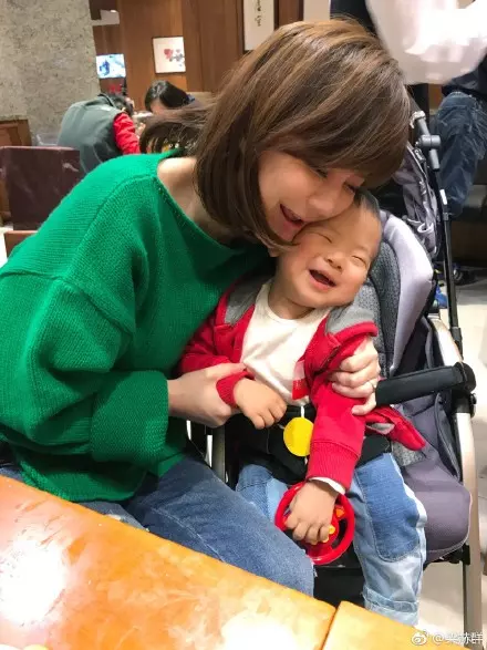 震驚!知名男主持人梁赫群傳隱瞞兒子病情,直到最後來不及才知道「沒呼吸」,崩潰大哭後現在竟...!