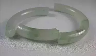 玉鐲碎了預示著什麼?一定要用紅布包起來,女性一定要知道