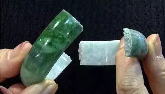 玉鐲碎了預示著什麼?一定要用紅布包起來,女性一定要知道