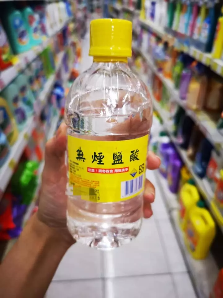 他在賣場拿起一瓶「礦泉水」,結果看到瓶身寫著「4個字」,網驚:喝下去就GG了…