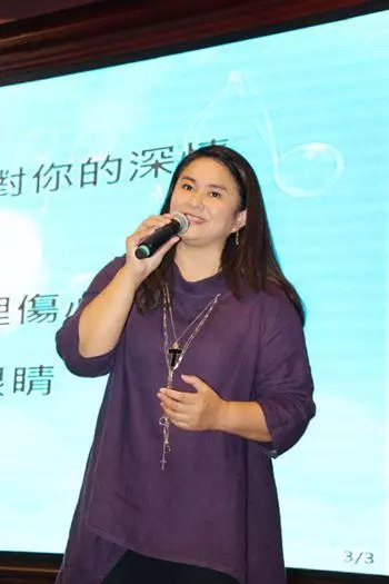 臺灣玉女歌手20年前嫁養豬大王,為了重疾父親毅然退歌壇,如今54歲近況曝光,爆肥26公斤,網友卻說:幸福滿滿